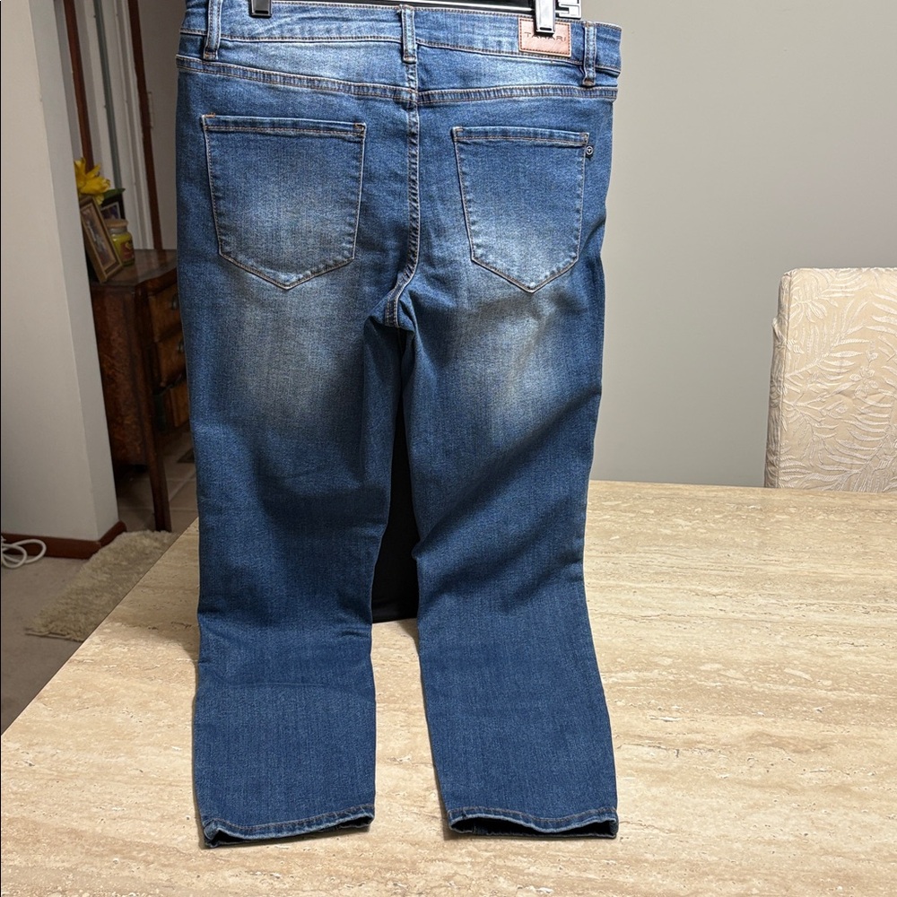 NWOT Tahari, Chloe skinny fit jeans.Excellent Condition. - Picture 2 of 9